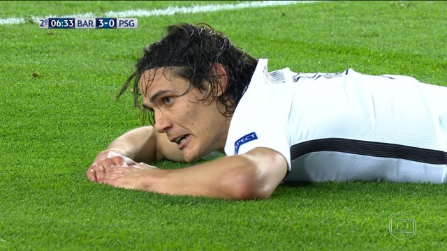 <p>
 Meunier d&aacute; um chap&eacute;u em Neymar, cruza rasteiro, Cavani se adianta a Mascherano e, de carrinho, chuta, mas acerta a trave de Ter Stegen.</p>
