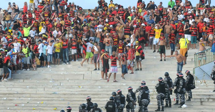 sport torcida polícia violência (Foto: Aldo Carneiro / Pernambuco Press)