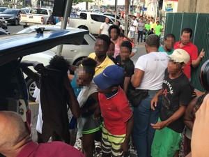 Populares cercaram viatura onde Gilson foi colocado após apresentação na Polícia Civil, em Salvador. Bahia (Foto: Alan Tiago Alves / G1)