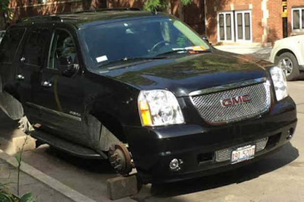 Após ter 4 rodas roubadas, motorista levou multa por deixar carro na rua (Foto: Reprodução/Twitter/DNAinfoCHI)