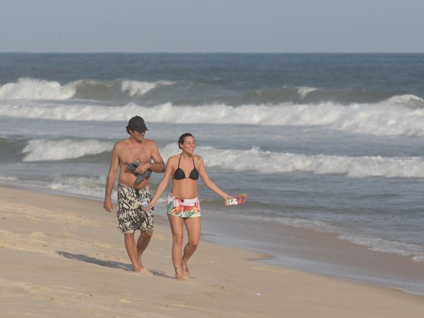 Luciano Szafir e Luhanna Melloni, grávida, em praia na Zona Oeste do Rio (Foto: Delson Silva/ Ag. News)