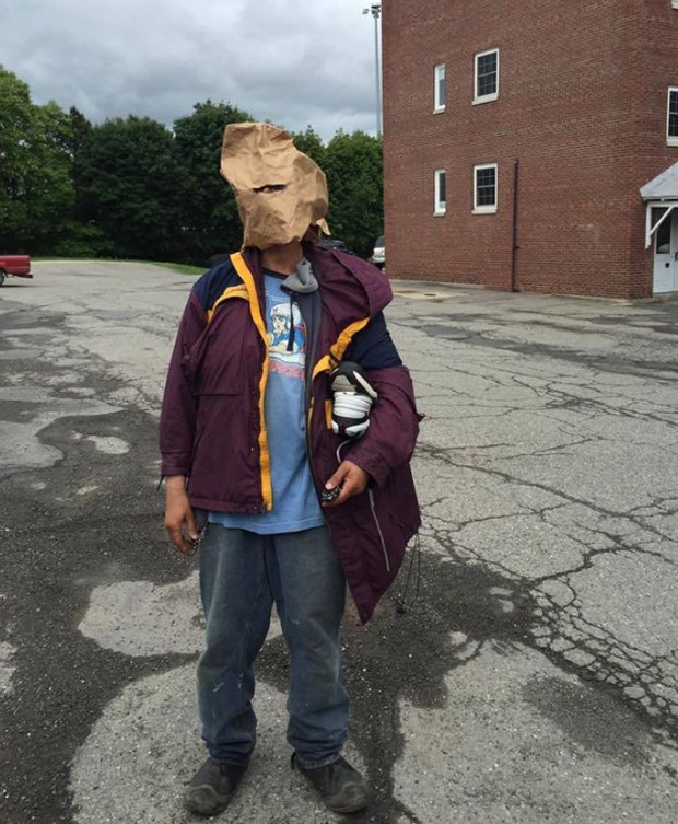 Homem andou com saco na cabeça e gera 'temor' em cidade nos EUA (Foto: Reprodução/Facebook/Bangor Maine Police Department)
