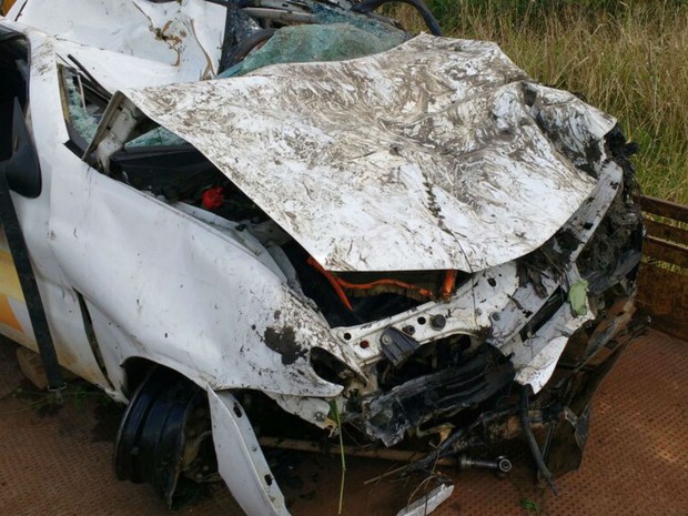 Carro despencou de ponte na BR-101, na Bahia (Foto: Ivanildo Santos/Giro em Ipiaú) Carro despencou de ponte na BR-101, na Bahia (Foto: Ivanildo Santos/Giro em Ipiaú)