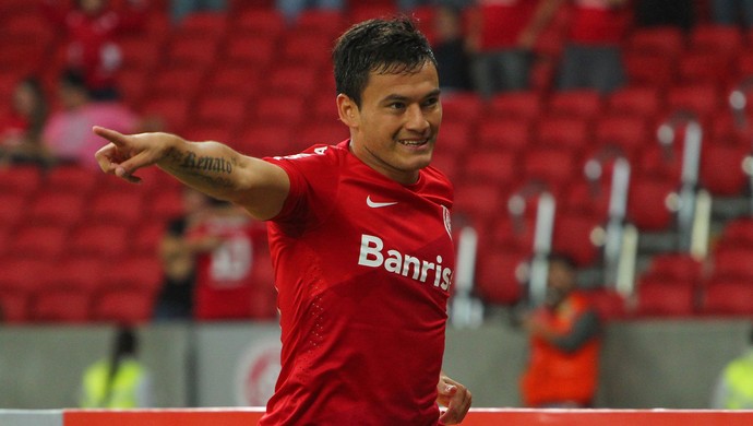 Charles Aránguiz gol Internacional (Foto: Marcos Cunha / Ag. Estado)