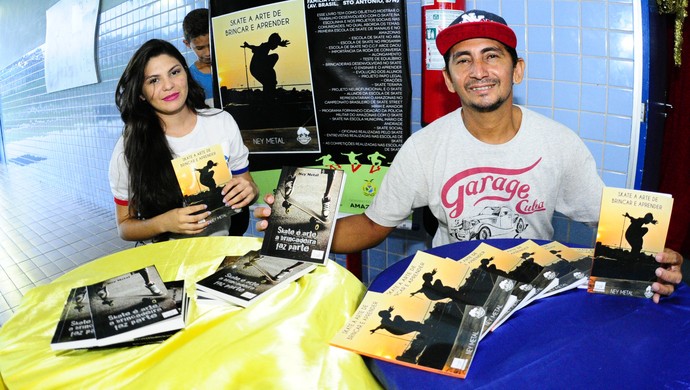 Livro que aborda skate como ferramenta psicossocial e motora foi lançado em Manaus (Foto: Mauro Neto/Sejel)