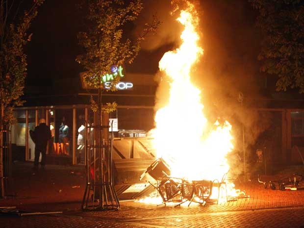 Jovens queimaram cadeiras na cidade de Haren, durante confronto com policiais. (Foto: AFP Photo)