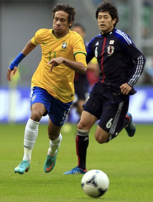 Neymar brasil Atsuto Uchida japão (Foto: Agência Reuters)