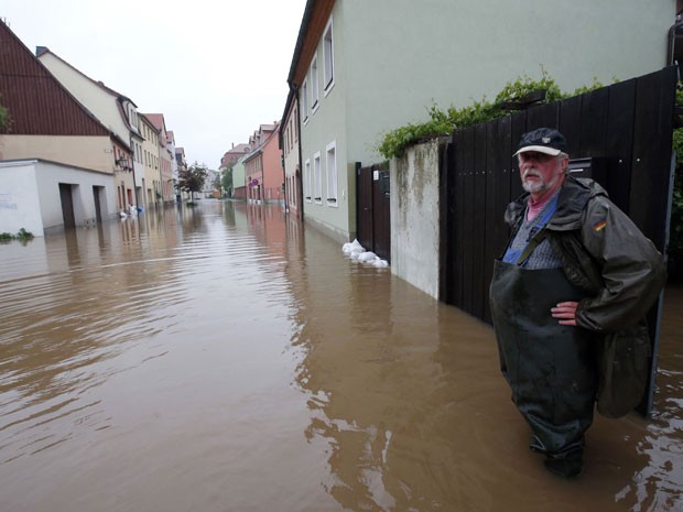 Homem anda no meio de enchente na cidade de Grimma, perto de Leipzig (Foto: Fabrizio Bensch/Reuters)