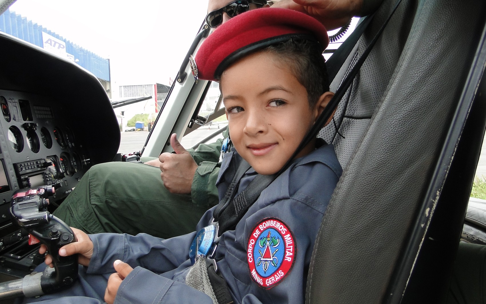 Peterson Constancia Alves, de 7 anos, sonha em ser bombeiro e vive dia de 'piloto' em MG (Foto: Flávia Cristini/G1)
