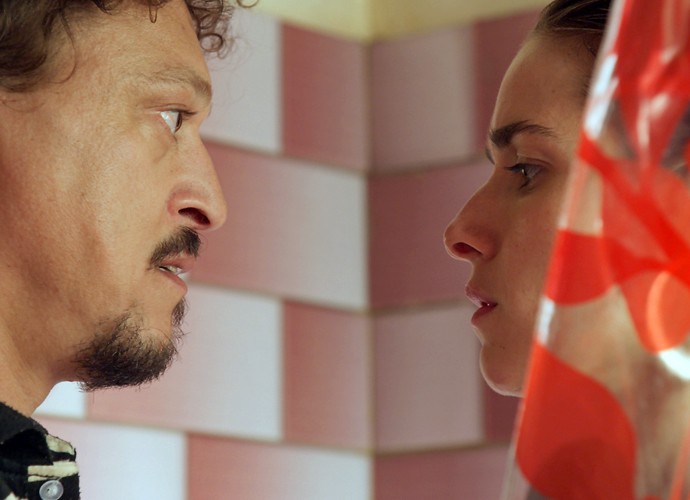 Tina e Oziel se olham cheios de desejo (Foto: TV Globo)