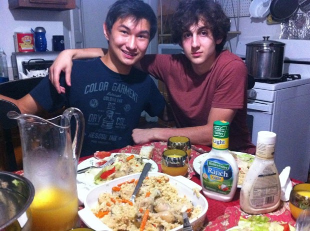 Foto mostra Dias Kadyrbayev (esquerda) com Dzhokhar Tsarnaev (Foto: AP)