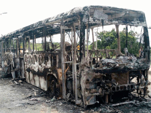 Ônibus é incendiado por bandidos na Base Naval (Foto: Ramon Ferraz / TV Bahia)