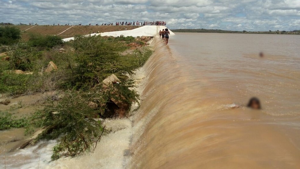 Após chuvas e rompimento de barragem, açude de Taperoá volta a sangrar no Cariri (Foto: Patrício Silva / Arquivo Pessoal)