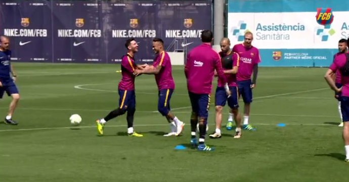 Messi e Neymar brincam em treino do Barça (Foto: reprodução)
