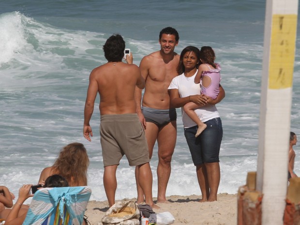 Fred, jogador da seleção, tira fotos com fãs (Foto: Wallace Barbosa/AgNews)