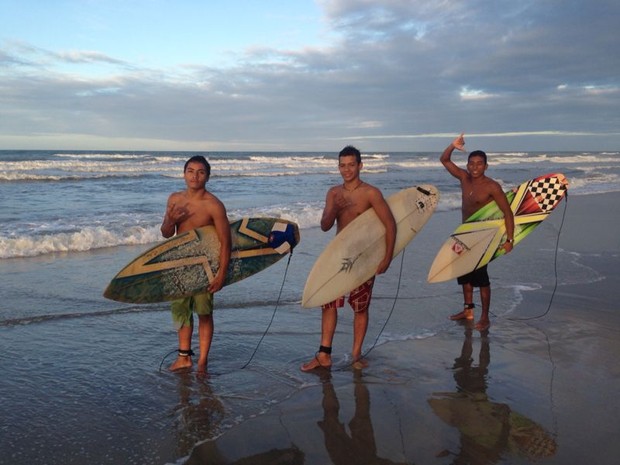 Surfistas deixam jogo do Brasil de lado e curtem ondas na Praia do Futuro, em Fortaleza (Foto: Glauco Araújo/G1)