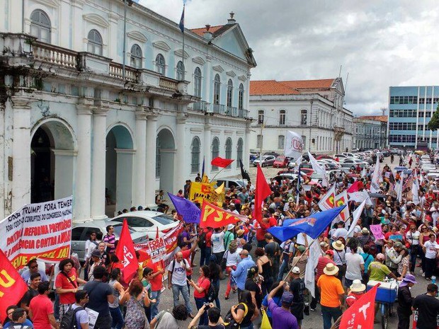 Resultado de imagem para TRABALHADORES PROTESTAM