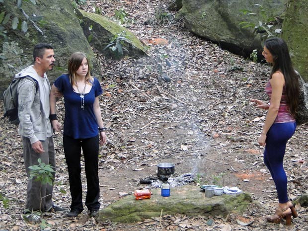 O casal captura Lia e decide o que fazer com ela (Foto: Malhação / TV Globo)