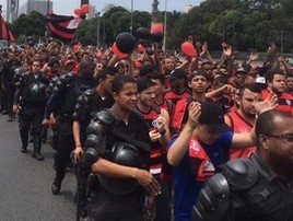 Torcida do Flamengo protesta no Rio e pede liberação do Maracanã (Reprodução)