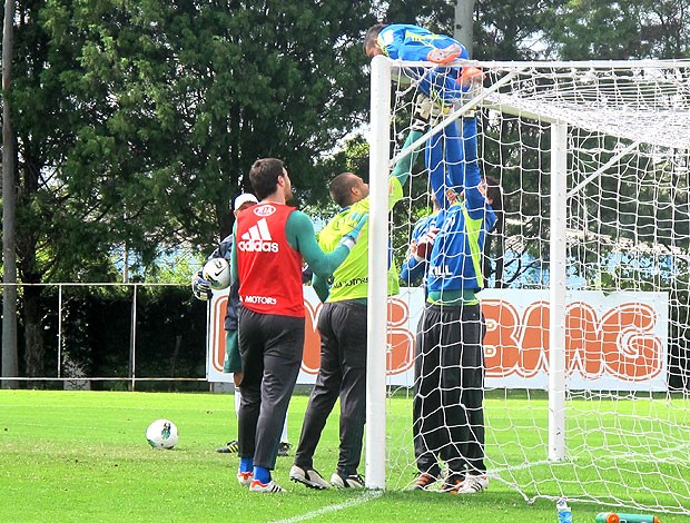Maikon Leite em cima da trave treino Palmeiras (Foto: Diego Ribeiro / Globoesporte.com)