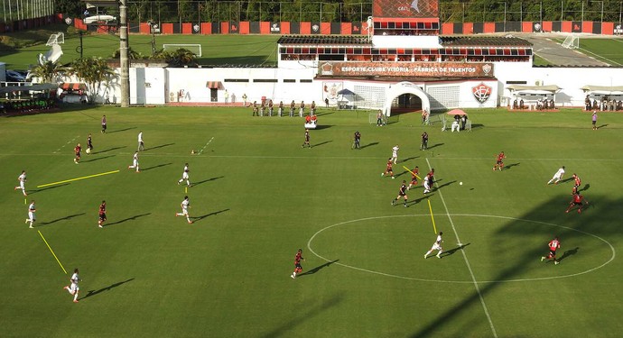 São Paulo foi armado no 4-2-3-1, com Carlinhos na ponta esquerda e Luiz Araújo na ponta direita (Foto: GloboEsporte.com) São Paulo foi armado no 4-2-3-1, com Carlinhos na ponta esquerda e Luiz Araújo na ponta direita (Foto: GloboEsporte.com)