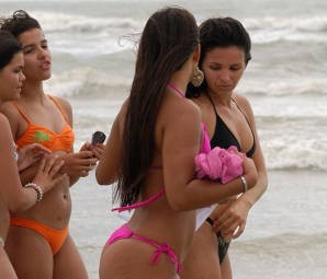 Jovens desfilam seu bronzeado nas praias (Foto: Fernando Araujo/O Liberal)