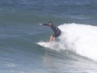 Vladimir Brichta mostra habilidade em dia de surfe