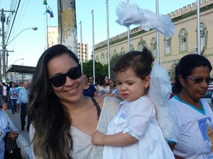 Lidiane de Lima veio com a filha vestida de anjo para agradecer uma graça alcançada (Foto: Lucas Leite/G1)