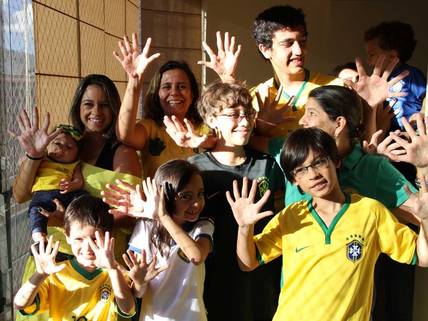 Integrantes de uma mesma família, que possuem seis dedos em cada mão; característica é comum a 14 membros do grupo (Foto: Vianey Bentes/TV Globo)