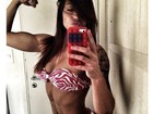 Jéssica Cazatti, ex-No Limite, posa de biquíni e exibe músculos 