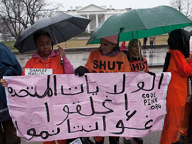 Cartaz em árabe também pede o fechamento de Guantánamo (Foto: Nicholas Kamm/AFP)
