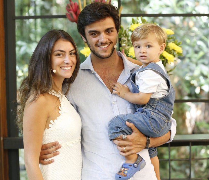 Felipe Simas em família: ator posa ao lado de Mariana e do filho Joaquim (Foto: Ellen Soares/Gshow)