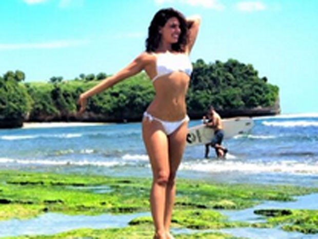 Isis Valverde em praia em Bali, na Indonésia (Foto: Instagram/ Reprodução)