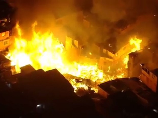 Incêndio atinge favela de Paraisópolis, na Zona Sul de São Paulo (Foto: Reprodução TV Globo)