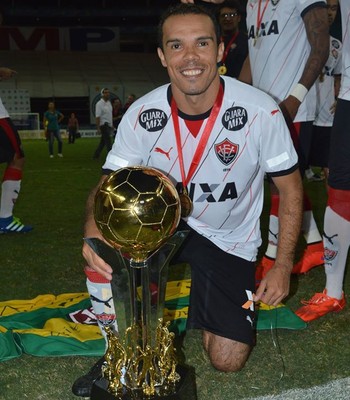 O Maestro fica Leandro Domingues renova contrato com o Vitória