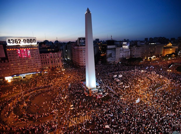 Manifestantes se reúnem ao redor do Obelisco na capital argentina contra o aumento da inflação, crime e corrupção no governo da presidente Cristina Kirchner  (Foto: Natacha Pisarenko/AP)