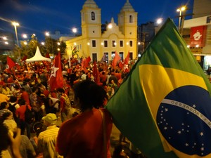 Ato em Caruaru seguiu até o Marco Zero, em frente à Igreja de Nossa Senhora da Conceição (Foto: Joalline Nascimento/ G1)