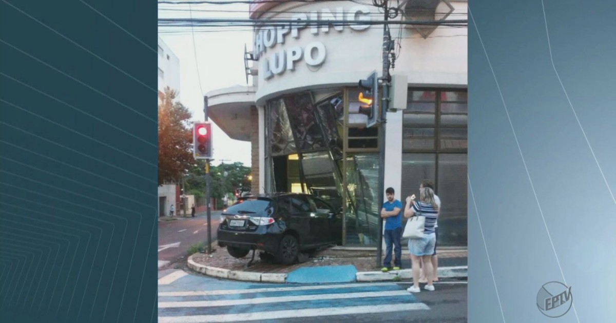 Motorista perde o controle da direção e invade shopping de ... - Globo.com