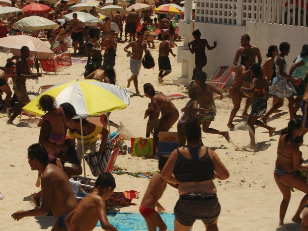 Em dia de praia lotada, banhistas são surpreendidos por arrastão que começou no Arpoador e chegou até o posto 8, na Praia de Ipanema, no Rio de Janeiro (Foto: Severino Silva/Agência O Dia/Estadão Conteúdo)