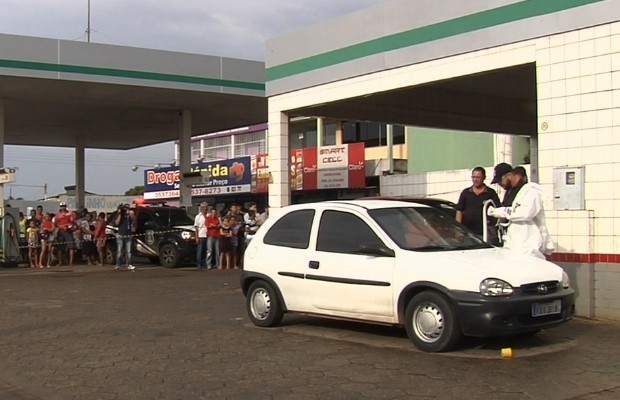 Jovem morreu em posto de combustíveis ao ir calibrar o pneu do carro, em Aparecida de Goiânia, Goiás (Foto: Reprodução/TV Anhanguera)