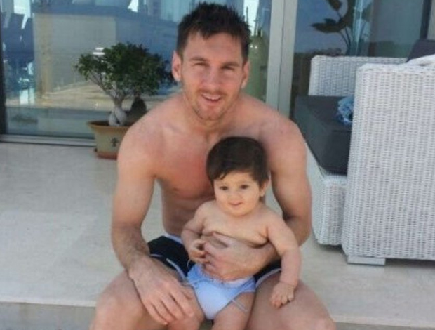 Messi com o filho Thiago em férias em ibiza (Foto: Reprodução / Internet)