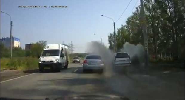 Cena do vídeo que mostra a disputa no trânsito (Foto: Reprodução)