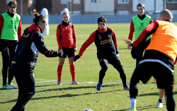 Luis Suarez treina com o time feminino do Liverpool (Foto: Reprodução / Facebook)
