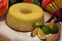 Conheça o bolo de tapioca com laranja e cobertura de quindim (Ida Sandes/G1)
