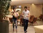 Daniel Rocha curte cinema com a namorada em shopping no Rio