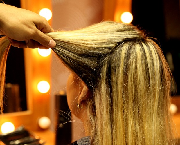 Modelo e cabeleireiro mostram como fazer a trança (Foto: Camila Camacho/TV Globo)