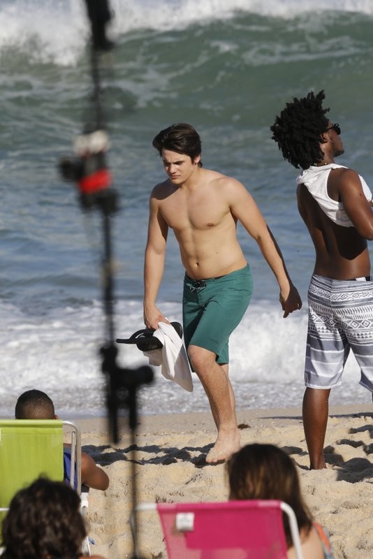 Nicolas Prattes grava Malhação na praia (Foto: AgNews)