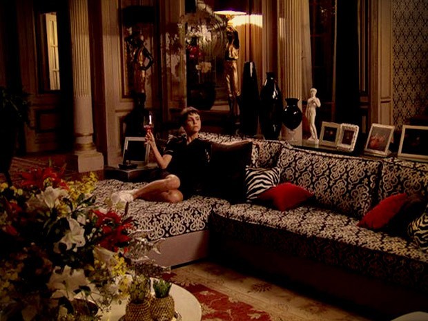 Com pose de madame, Nina se acomoda no sofá de Carminha (Foto: Divulgação/TV Globo)