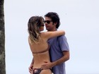 Juliana Didone beija Bruno Mazzeo em praia carioca