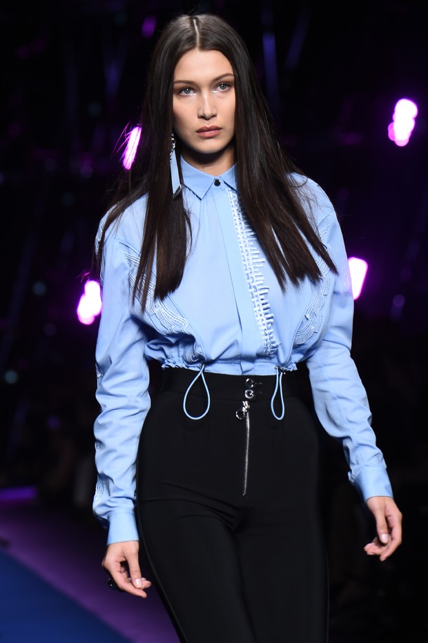 Bella Hadid desfila na semana de moda de Milão (Foto: AFP)